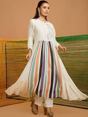 Women Printed Tiered Kurta with Trousers 2