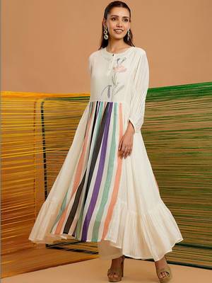Women Printed Tiered Kurta with Trousers 3