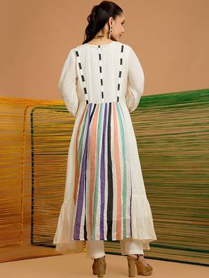 Women Printed Tiered Kurta with Trousers 4