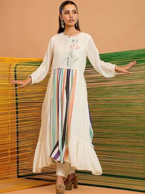 Women Printed Tiered Kurta with Trousers 5