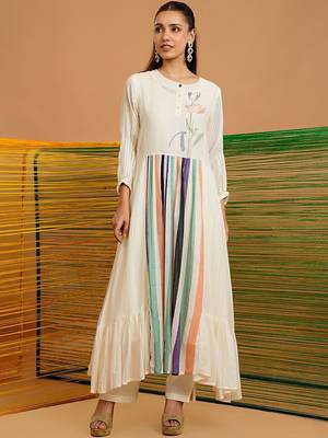 Women Printed Tiered Kurta with Trousers 6