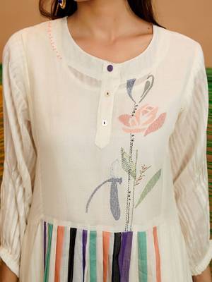 Women Printed Tiered Kurta with Trousers 7