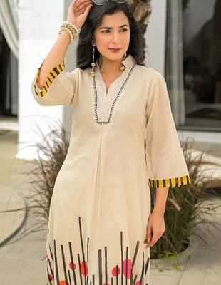 Women Printed Panelled Thread Work Kurta with Trousers 5