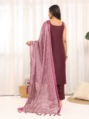 Violet Square Neck Sleeveless Straight Kurta With Trousers & Dupatta 4