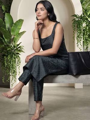 Women Regular Kurta with Trousers 6