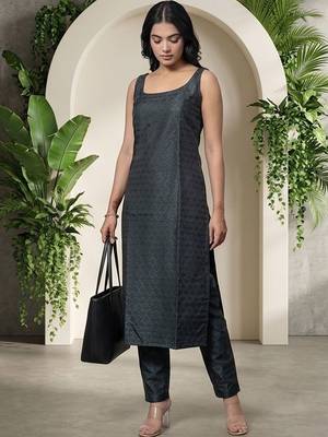 Women Regular Kurta with Trousers 7