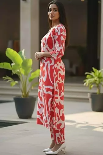 Women Printed Regular Kurta with Trousers