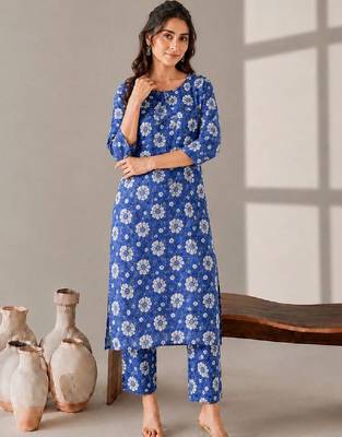 Women Floral Printed Regular Kurta with Trousers 1