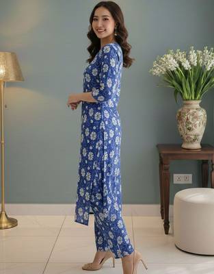 Women Floral Printed Regular Kurta with Trousers 5