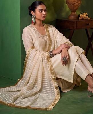 Women Embroidered Regular Thread Work Kurta with Trousers & With Dupatta 4