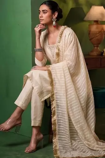 Women Embroidered Regular Thread Work Kurta with Trousers & With Dupatta