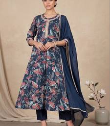 Women Floral Printed Regular Thread Work Pure Cotton Kurta with Trousers & With Dupatta