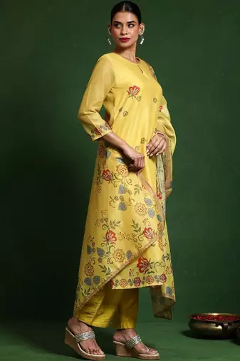 Women Floral Printed Regular Chanderi Silk Kurta with Trousers & With Dupatta