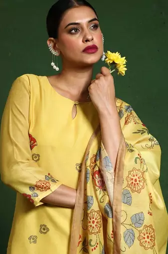 Women Floral Printed Regular Chanderi Silk Kurta with Trousers & With Dupatta