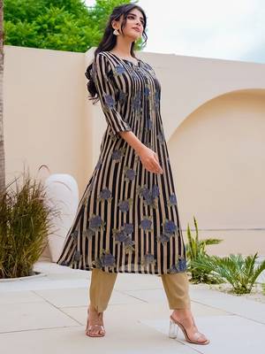 Women Printed Regular Kurta with Trousers 1