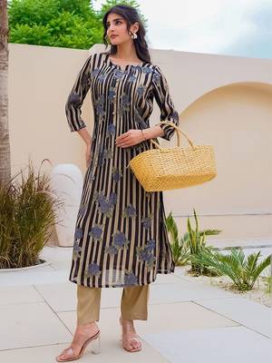 Women Printed Regular Kurta with Trousers 4