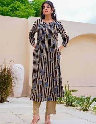 Women Printed Regular Kurta with Trousers 6