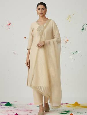 Women Embroidered Regular Thread Work Kurta with Trousers & With Dupatta 1