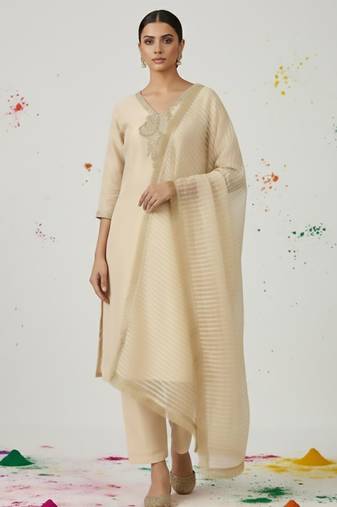Women Embroidered Regular Thread Work Kurta with Trousers & With Dupatta