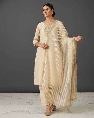 Women Embroidered Regular Thread Work Kurta with Trousers & With Dupatta 2