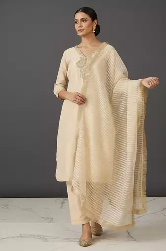 Women Embroidered Regular Thread Work Kurta with Trousers & With Dupatta