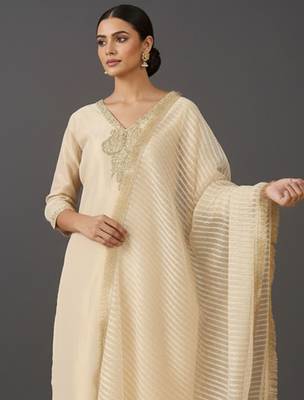 Women Embroidered Regular Thread Work Kurta with Trousers & With Dupatta 3