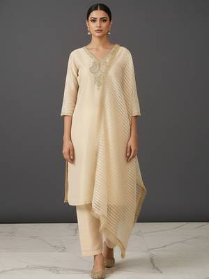 Women Embroidered Regular Thread Work Kurta with Trousers & With Dupatta 5