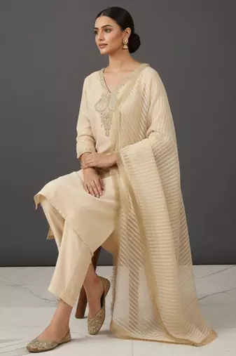 Women Embroidered Regular Thread Work Kurta with Trousers & With Dupatta