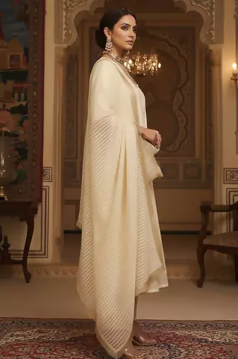 Women Regular Thread Work Kurta with Trousers & With Dupatta