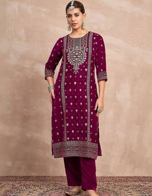 Women Ethnic Motifs Embroidered Kurta with Trousers 1