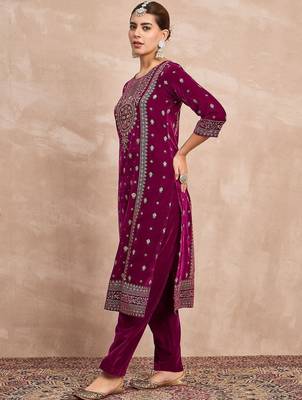 Women Ethnic Motifs Embroidered Kurta with Trousers 3