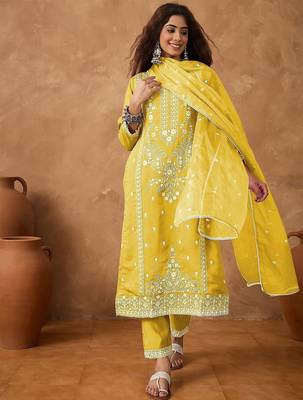 Floral Embroidered Thread Work Kurta With Trousers & Dupatta 6