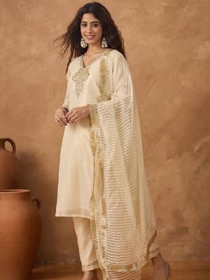 Yoke Design V-Neck Straight Kurta With Trousers & Dupatta 3