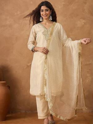 Yoke Design V-Neck Straight Kurta With Trousers & Dupatta 6