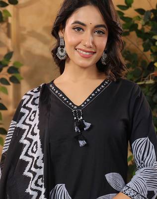 Floral Printed V-Neck Pure Cotton Kurta With Trousers & Dupatta 2