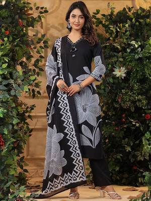 Floral Printed V-Neck Pure Cotton Kurta With Trousers & Dupatta 5