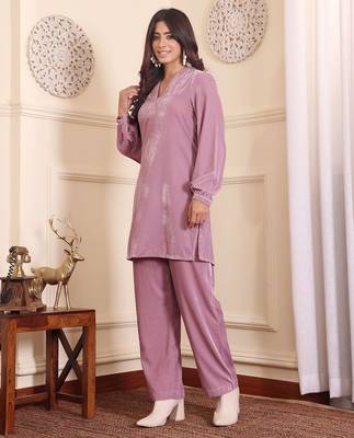 Women V Neck Balloon Sleeve V Neck Velvet Winter Kurta with Trouser 5