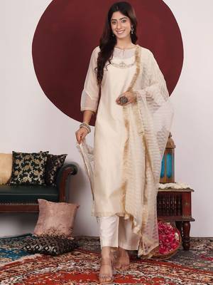 Floral Yoke Design Sequinned Keyhole Neck Straight Kurta With Trouser & Dupatta 1