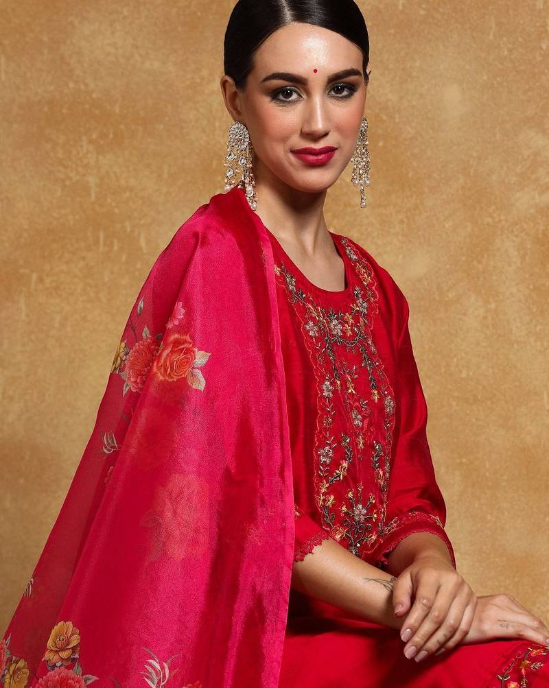 Women Floral Yoke Design Regular Thread Work Kurta with Trousers & With Dupatta