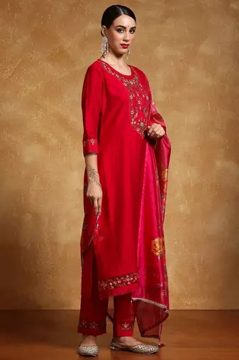 Women Floral Yoke Design Regular Thread Work Kurta with Trousers & With Dupatta