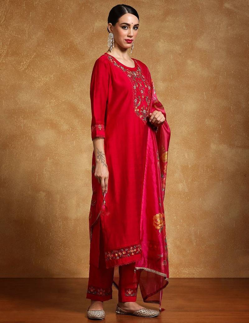 Women Floral Yoke Design Regular Thread Work Kurta with Trousers & With Dupatta