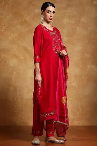 Women Floral Yoke Design Regular Thread Work Kurta with Trousers & With Dupatta