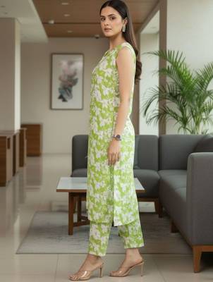 Women Floral Printed Regular Kurta with Trousers 2
