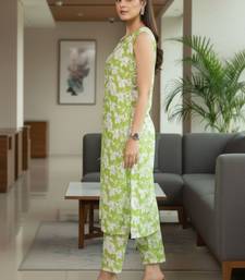 Women Floral Printed Regular Kurta with Trousers