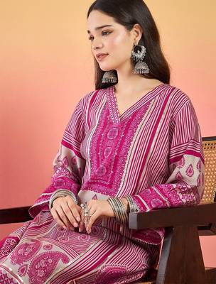 Floral Printed V-Neck Kurta With Trousers 2