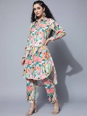 Women Floral Printed Regular Kurta with Trousers 1