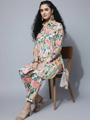 Women Floral Printed Regular Kurta with Trousers 4
