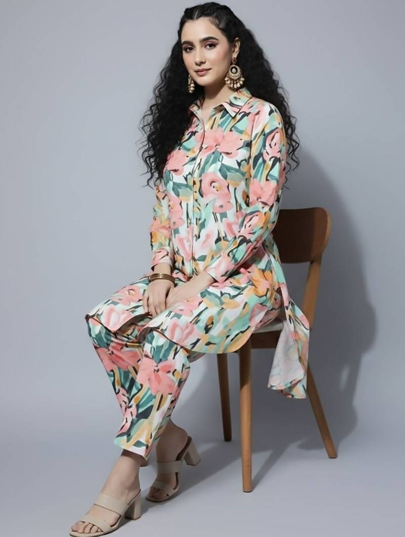 Women Floral Printed Regular Kurta with Trousers
