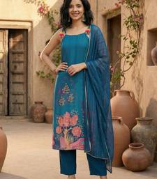 Women Floral Printed Regular Beads and Stones Kurta with Trousers & With Dupatta