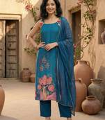 Women Floral Printed Regular Beads and Stones Kurta with Trousers & With Dupatta